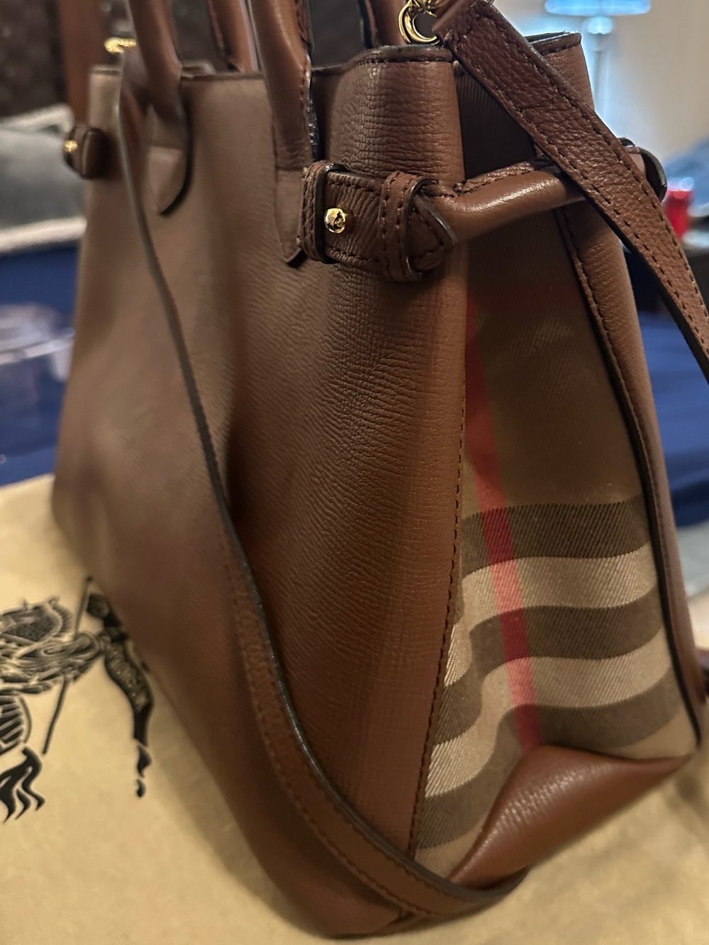 Burberry Medium Banner Tote Bag in Tan Grained Derby Leather - Picture 4 of 16